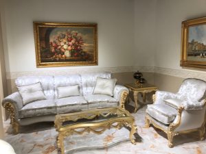 divano classico con intaglio 