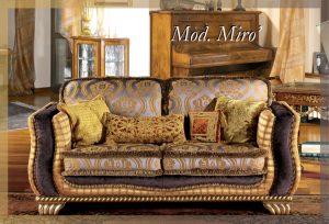 divano classico in seta con base legno