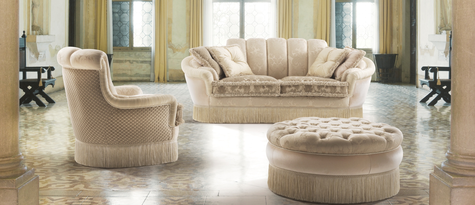 Divano Glamour, poltrona Charme e pouf